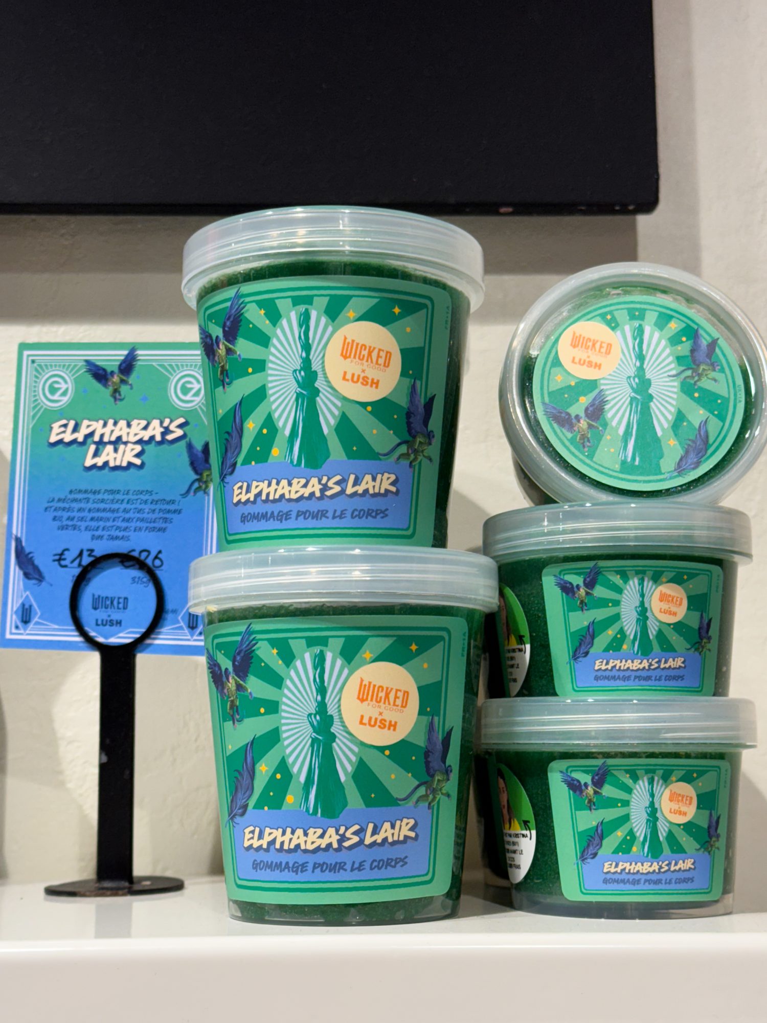 Wicked: For Good x Lush : die verzaubernde Zusammenarbeit 24 Bodyscrub Elphaba's Lair Lush x Wicked: For Good