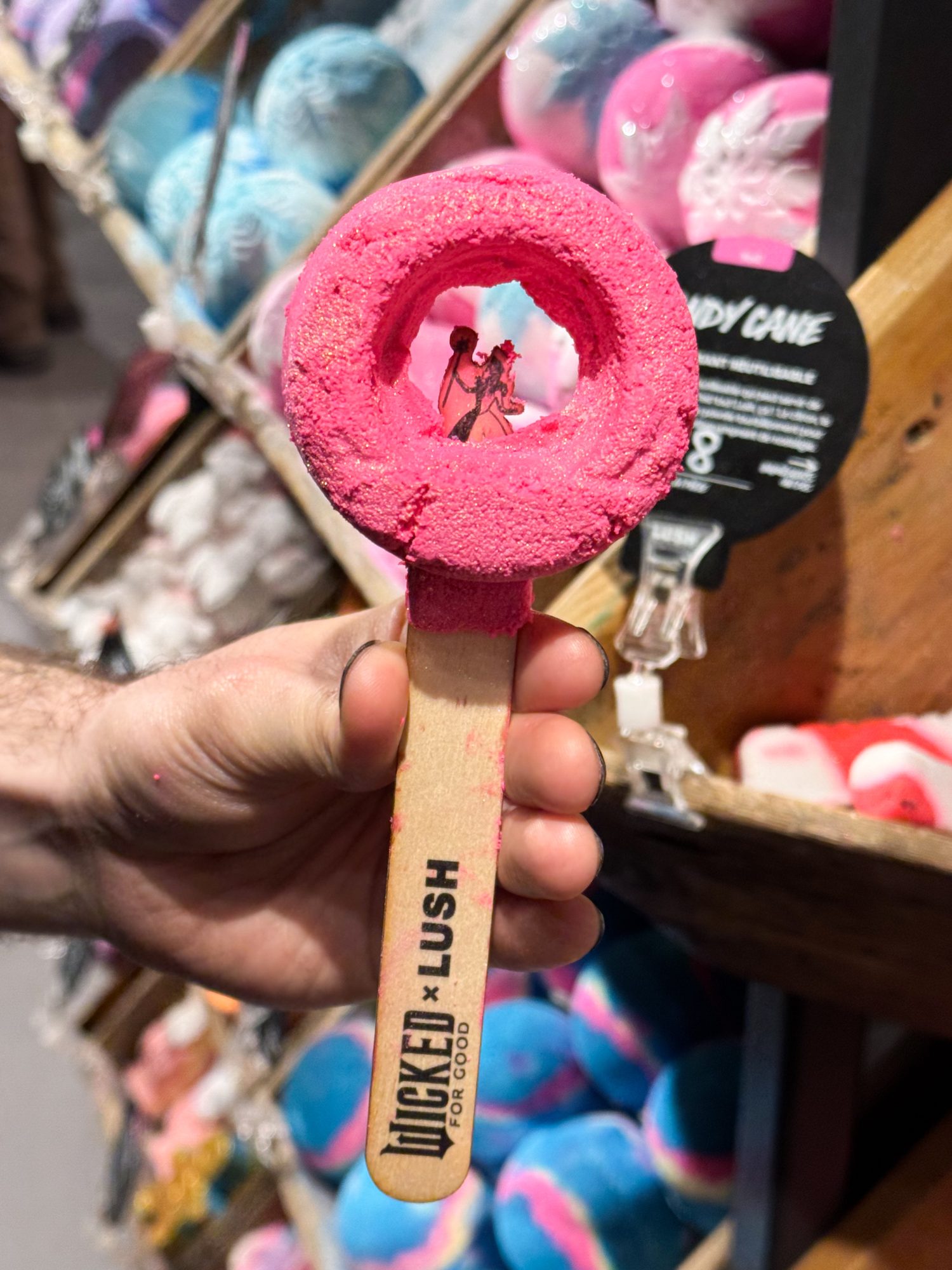 Wicked: For Good x Lush : die verzaubernde Zusammenarbeit 16 wicked for good x lush photo pauline pinot tap to bubble