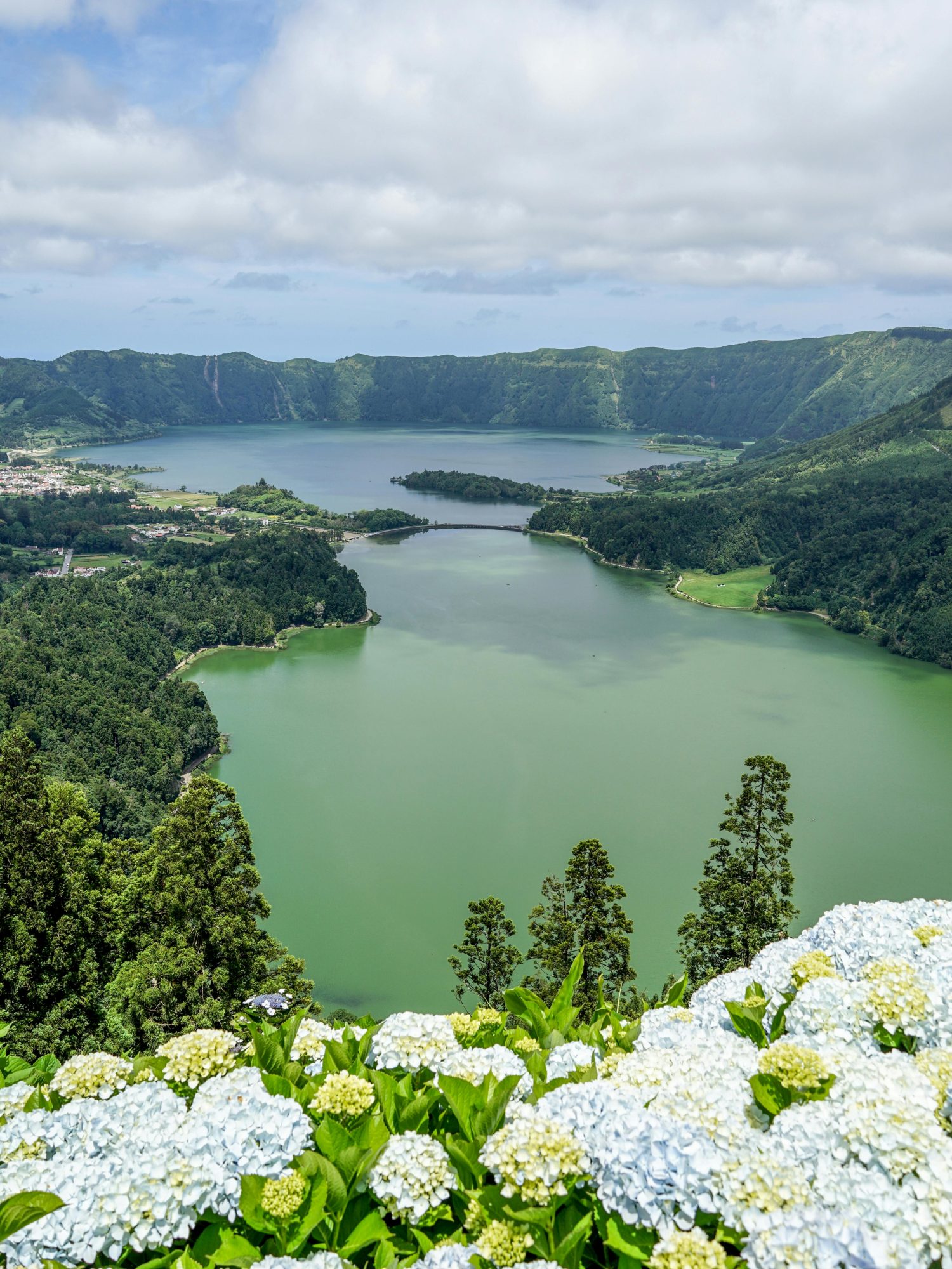 Diese geheimen Orte, an denen der Luxus inkognito reist 5 Sao Miguel Acores — le spectaculaire a letat pur Ces lieux secrets ou le luxe voyage incognito Modalova