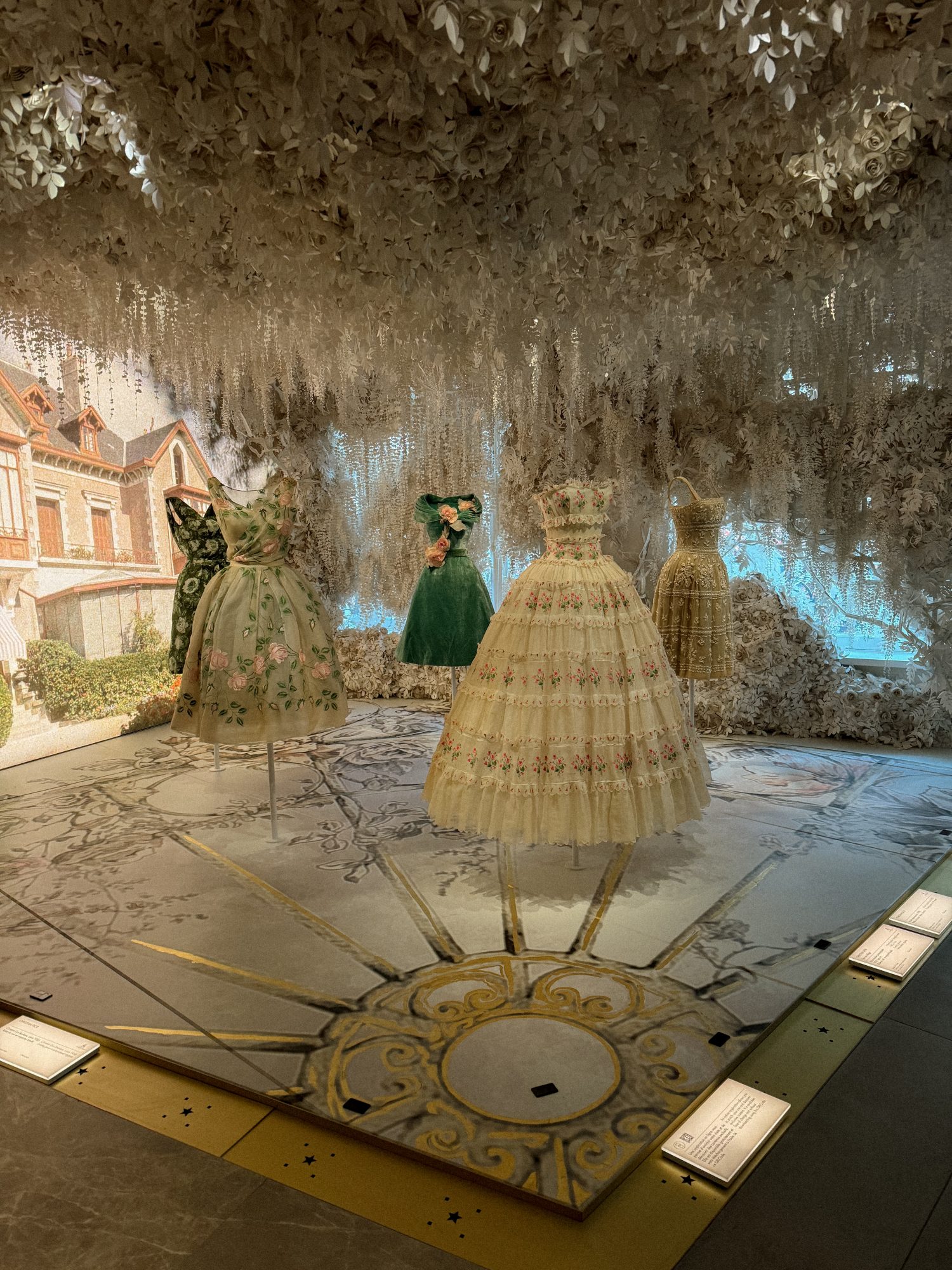 Ausstellung Azzedine Alaïa und Christian Dior in der Galerie Dior, Foto Pauline Pinot