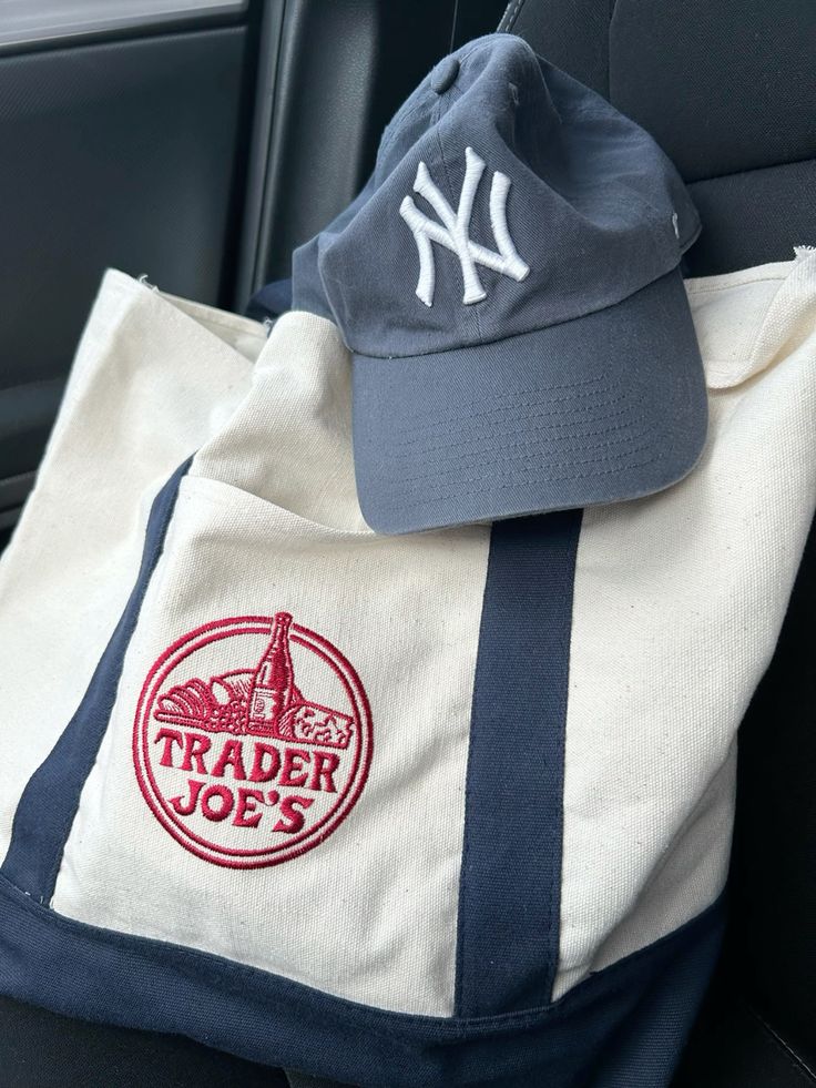 Style mit Trader Joe's Tote Bag