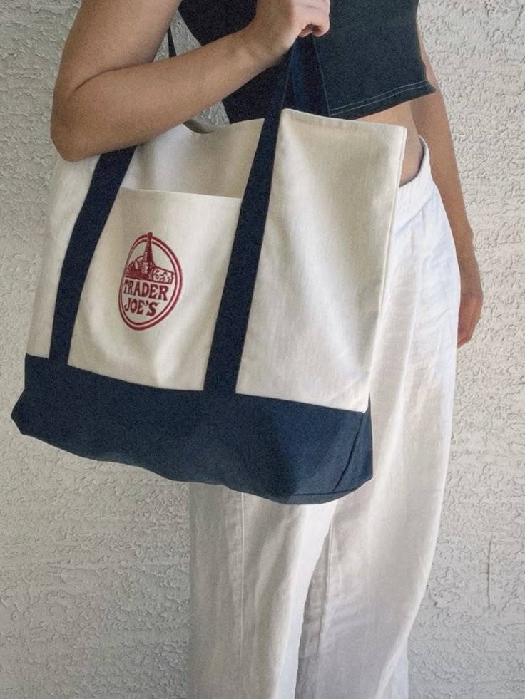 Look mit Trader Joe's Tote Bag