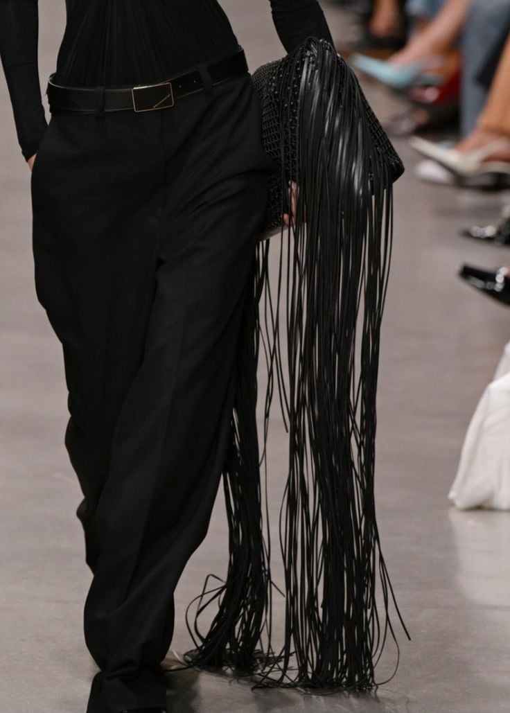 Die Rückkehr des Fransen-Trends diesen Frühling? 2 Fransen-Tasche Stella McCartney Frühling 2026