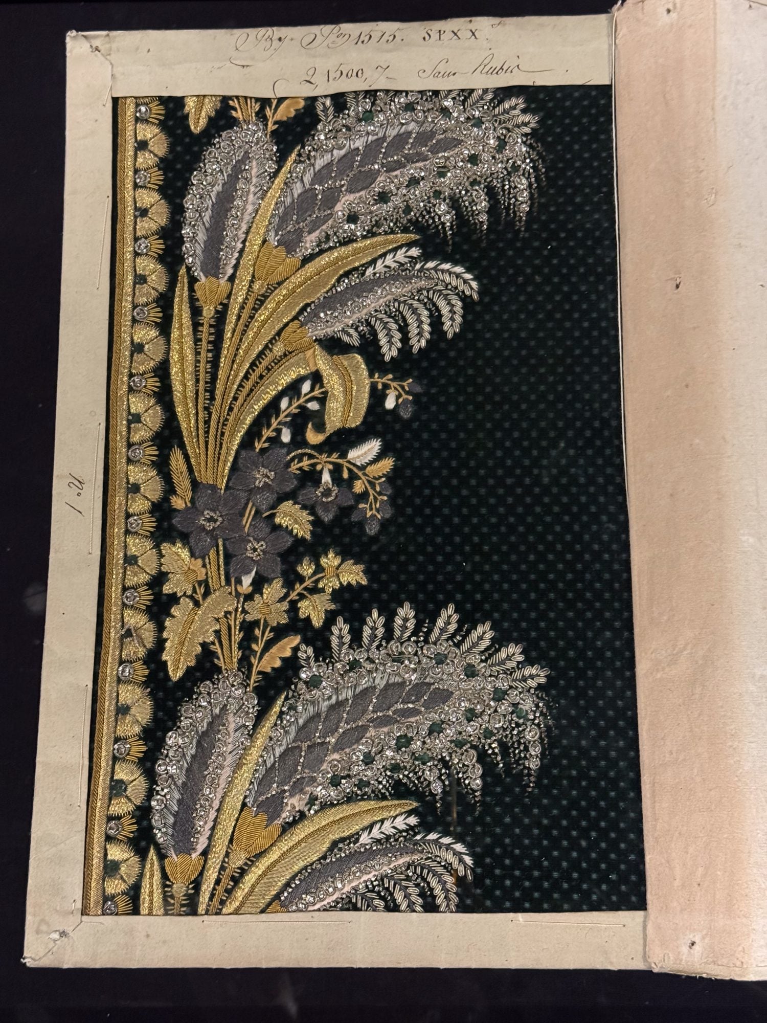 Stoff mit Stickerei Ausstellung Palais Galliera, Foto Pauline PINOT