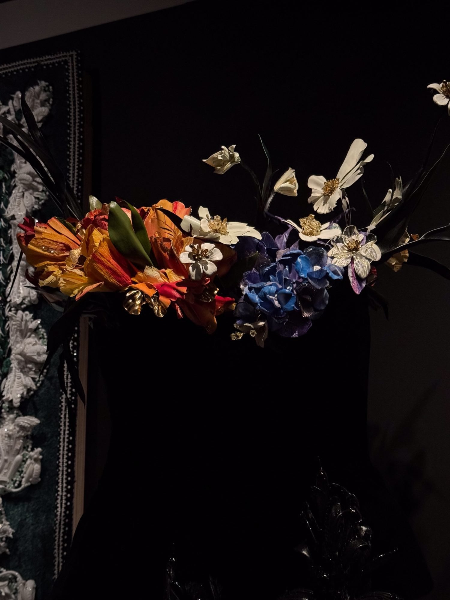 Ausstellung Weben, Besticken, Veredeln, Blumen-Bustier Schiaparelli, Foto Pauline PINOT