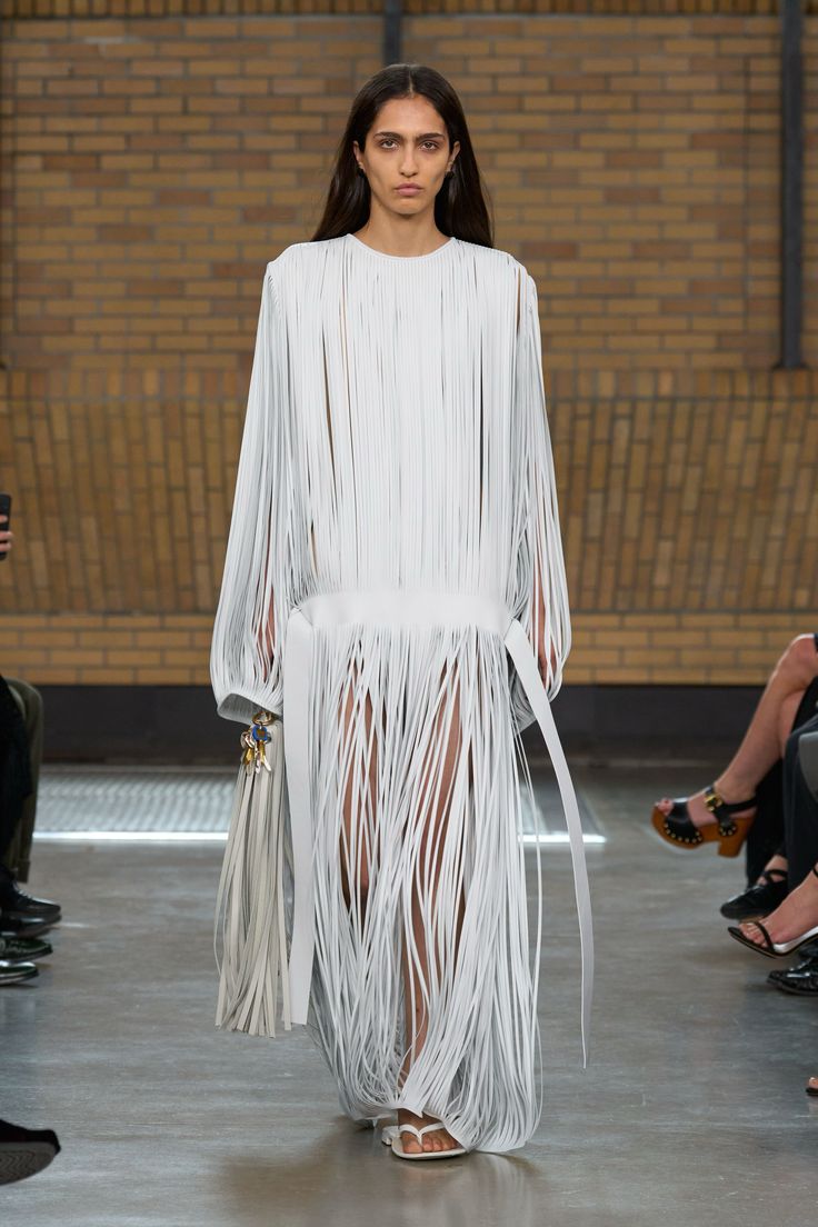 Die Rückkehr des Fransen-Trends diesen Frühling? 3 Fransen-Kleid Calvin Klein Frühling/Sommer 2026