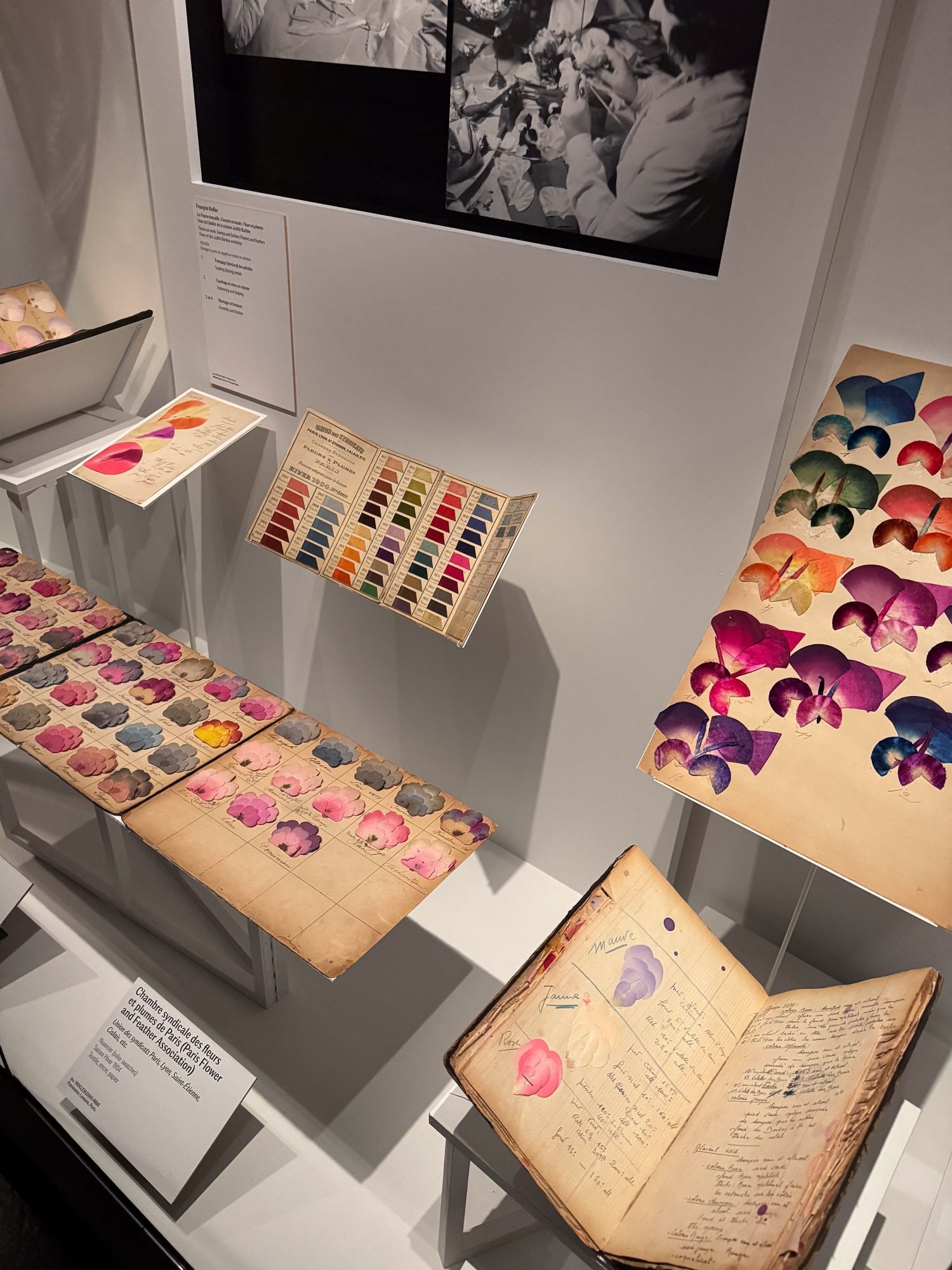 Beispiele für künstliche Blumen, Ausstellung Weben, Besticken, Veredeln, Foto Pauline PINOT