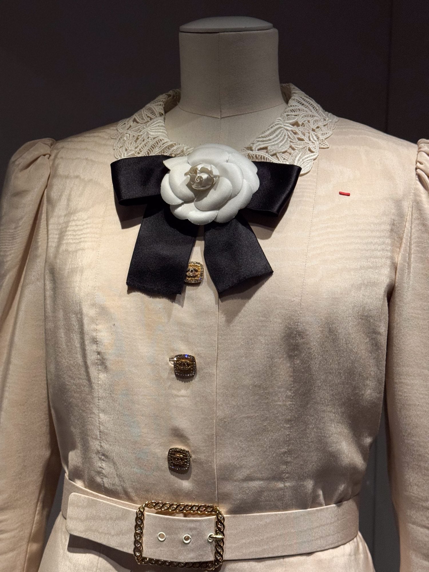 Ausstellung Weben, Besticken, Veredeln, Chanel-Outfit, Foto Pauline PINOT