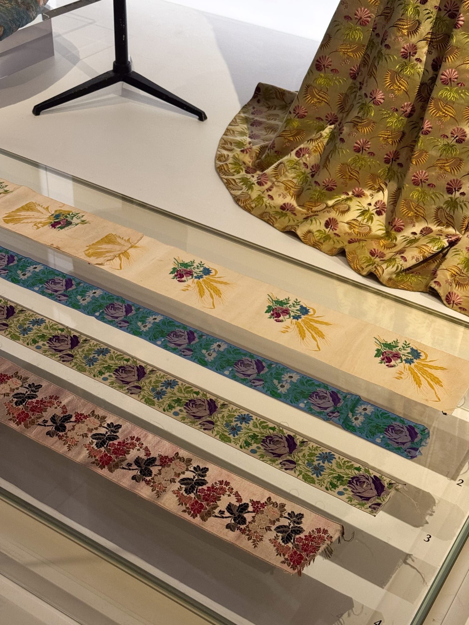 Beispiele für Weberei, Ausstellung Palais Galliera, Foto Pauline PINOT