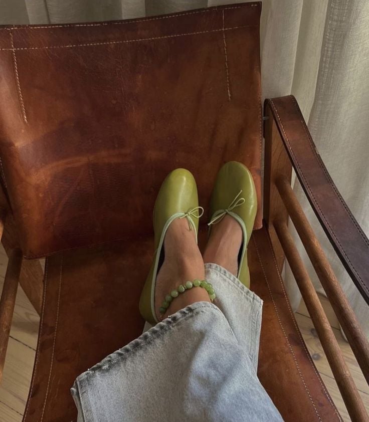 Grüne lackierte Ballerinas
