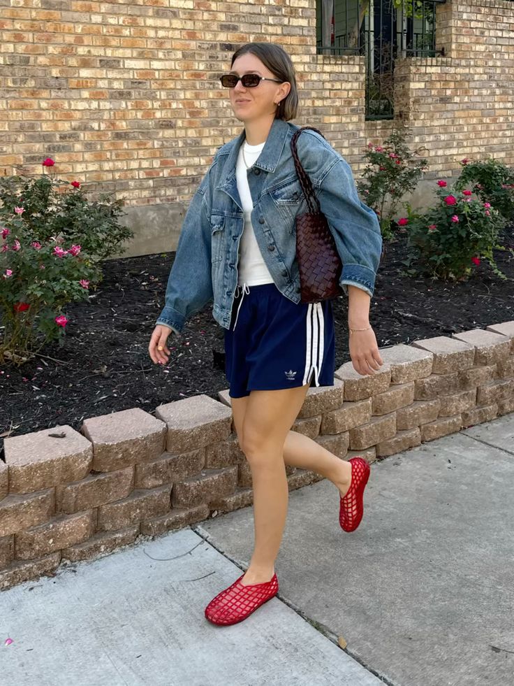Streetwear-Outfit mit Jelly Shoes
