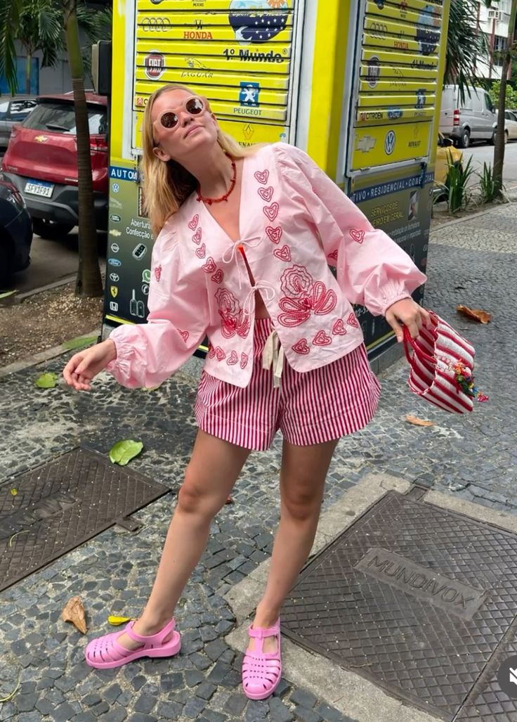 Bunte Outfits mit Medusen-Schuhe