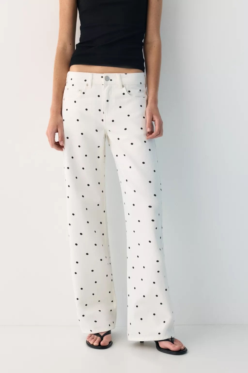 Der Punktemuster ist mehr denn je zurück! 27 Weiße Hose mit schwarzen Punkten von Pull & Bear