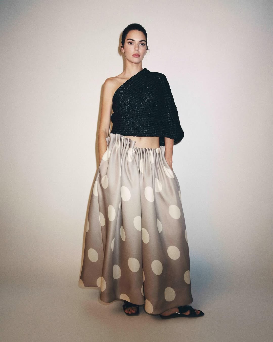 Der Punktemuster ist mehr denn je zurück! 2 robe polka dot khaite ss26