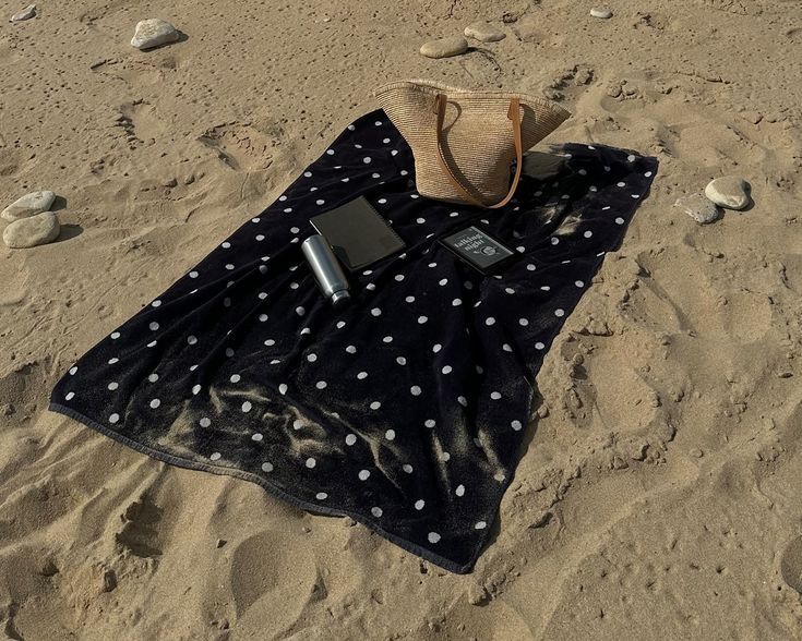 Der Punktemuster ist mehr denn je zurück! 37 Schwarzes Strandtuch mit Punkten