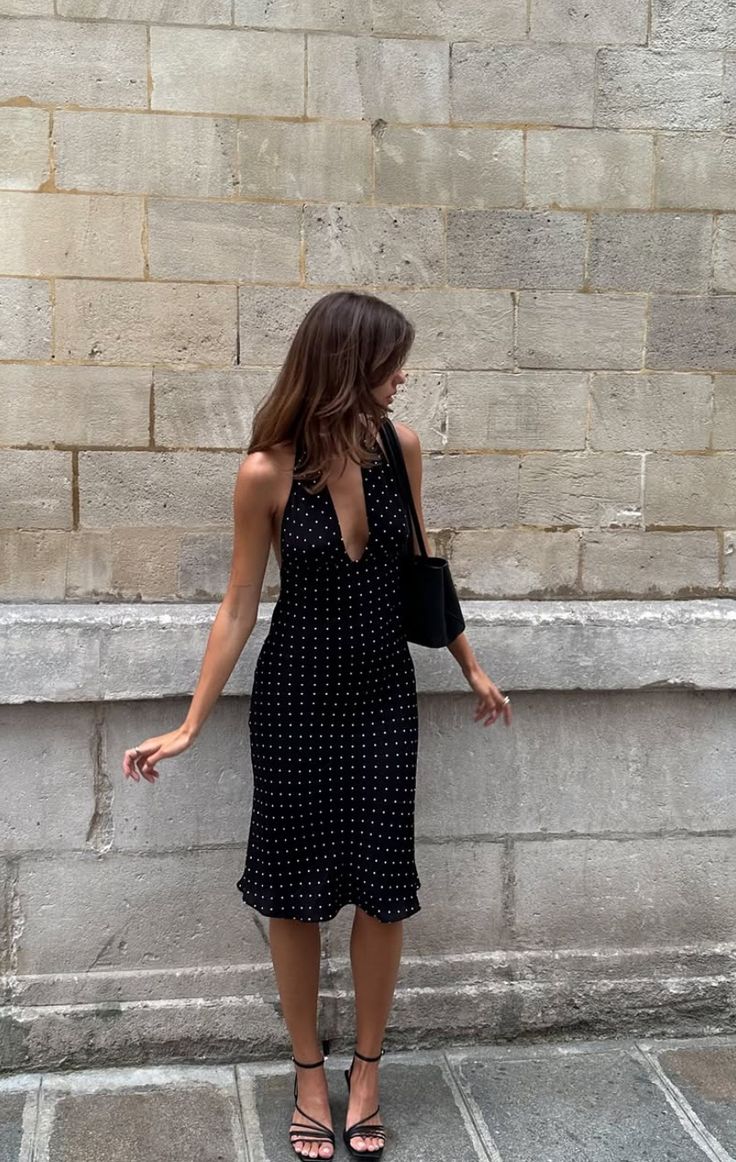 Der Punktemuster ist mehr denn je zurück! 10 Schwarzes Kleid mit Punkten