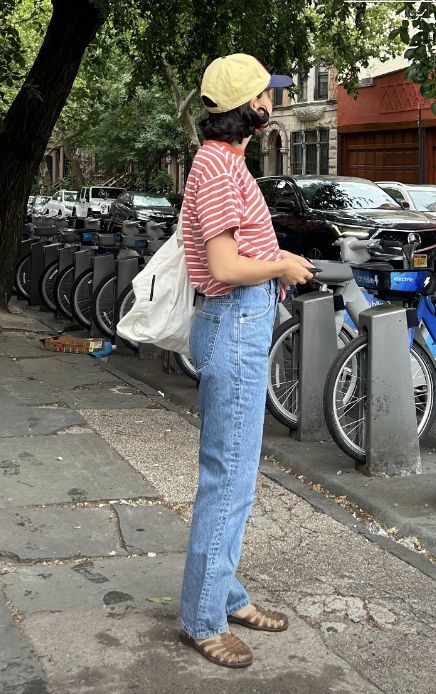 Casual-Outfit mit Jeans und Jelly Shoes