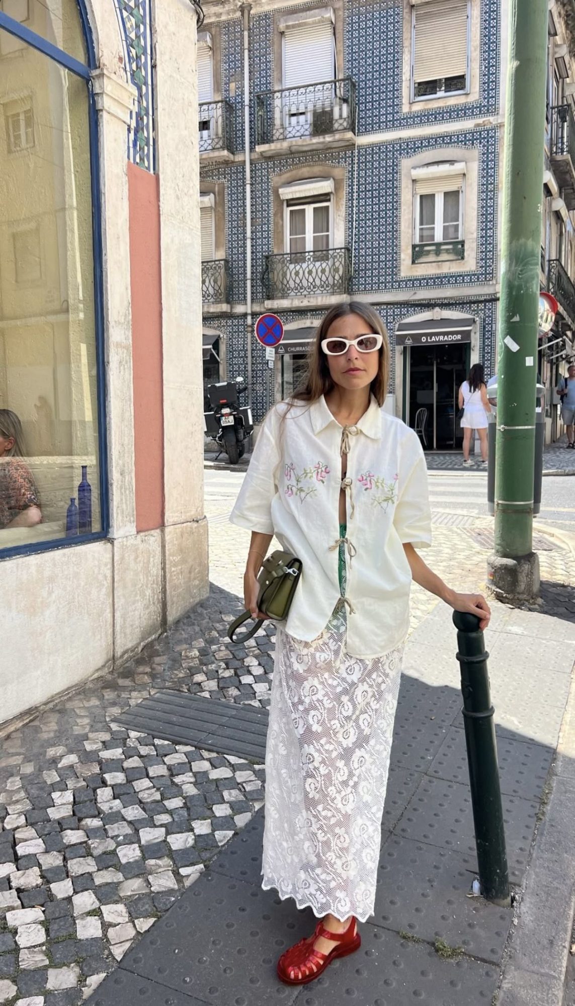 Linen-Outfit und Jelly Shoes