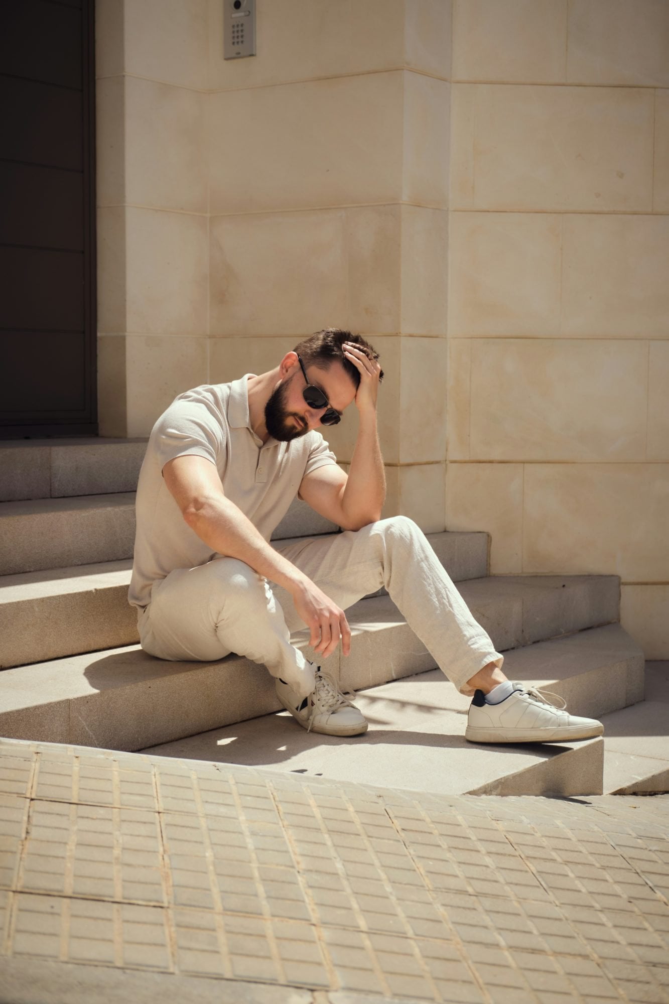 Bei den French Open verleiht der Sneaker der Männermode Eleganz. 5 La sneaker blanche signature dune elegance masculine actuelle 1 A Roland Garros la sneaker signe lelegance masculine Modalova