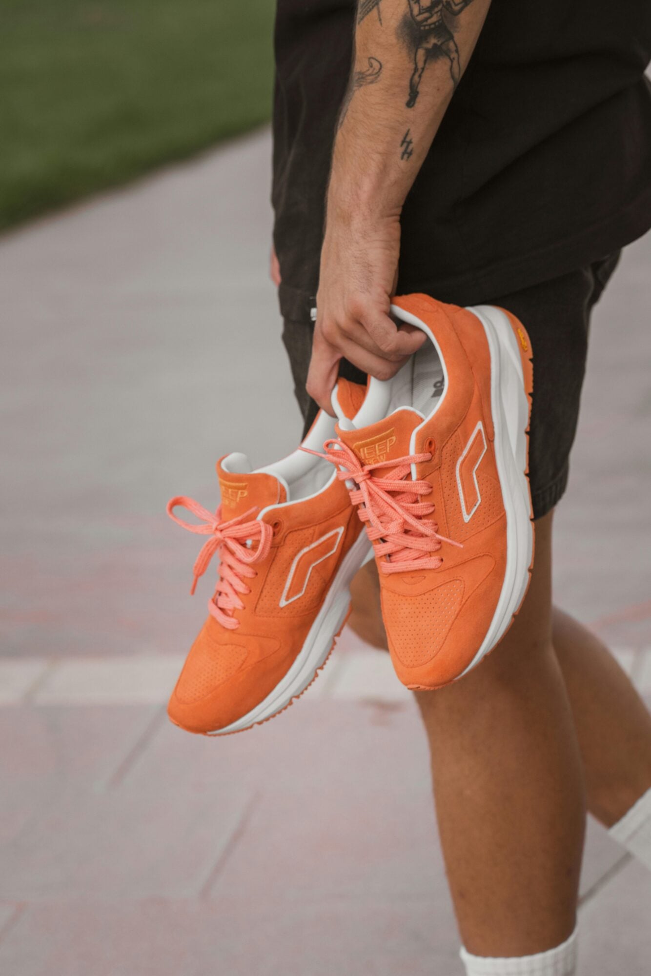 Bei den French Open verleiht der Sneaker der Männermode Eleganz. 2 Le tennis core nouvelle grammaire du chic parisien 1 A Roland Garros la sneaker signe lelegance masculine Modalova 1