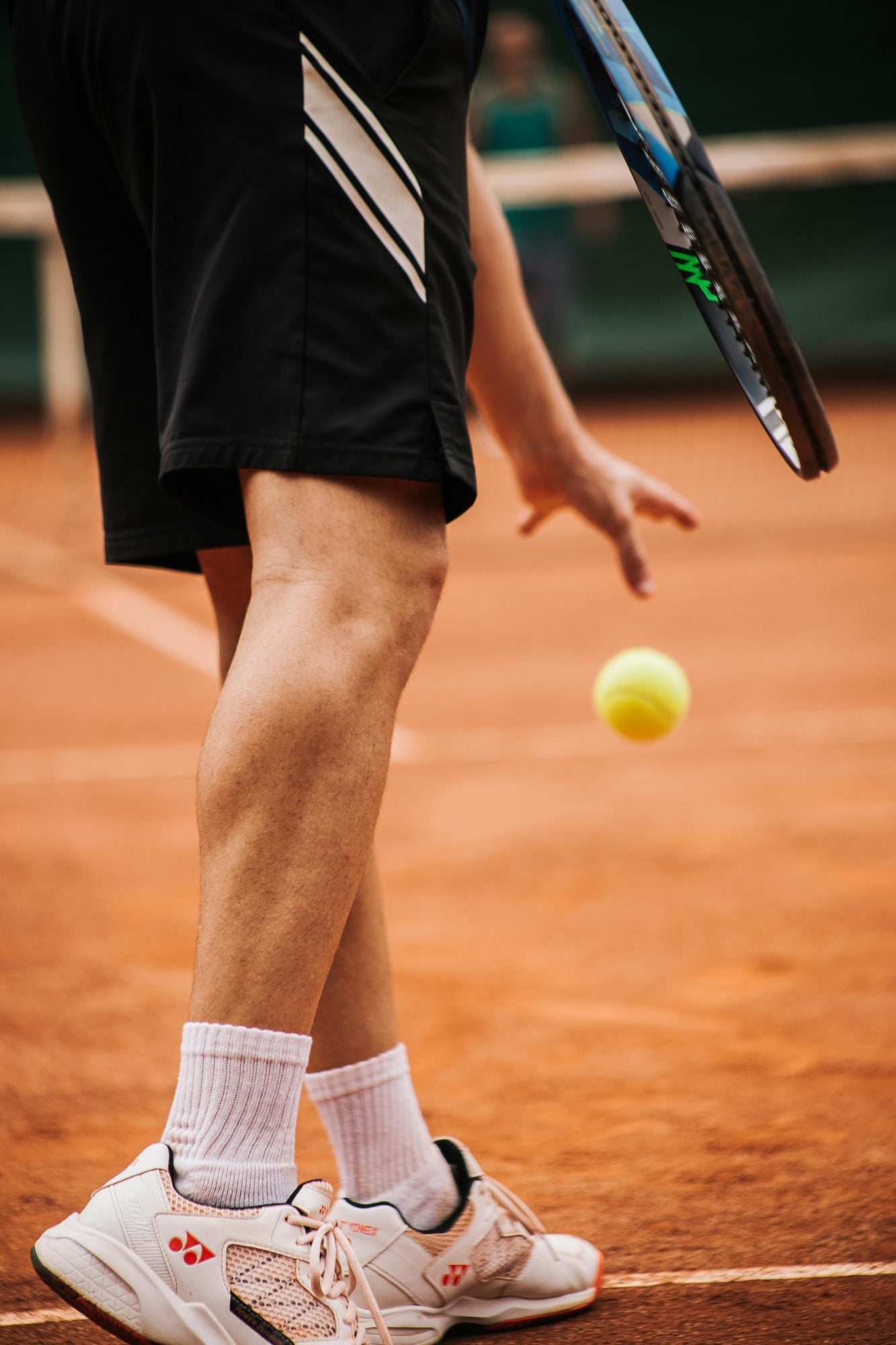 Bei den French Open verleiht der Sneaker der Männermode Eleganz. 3 Le tennis core nouvelle grammaire du chic parisien A Roland Garros la sneaker signe lelegance masculine Modalova