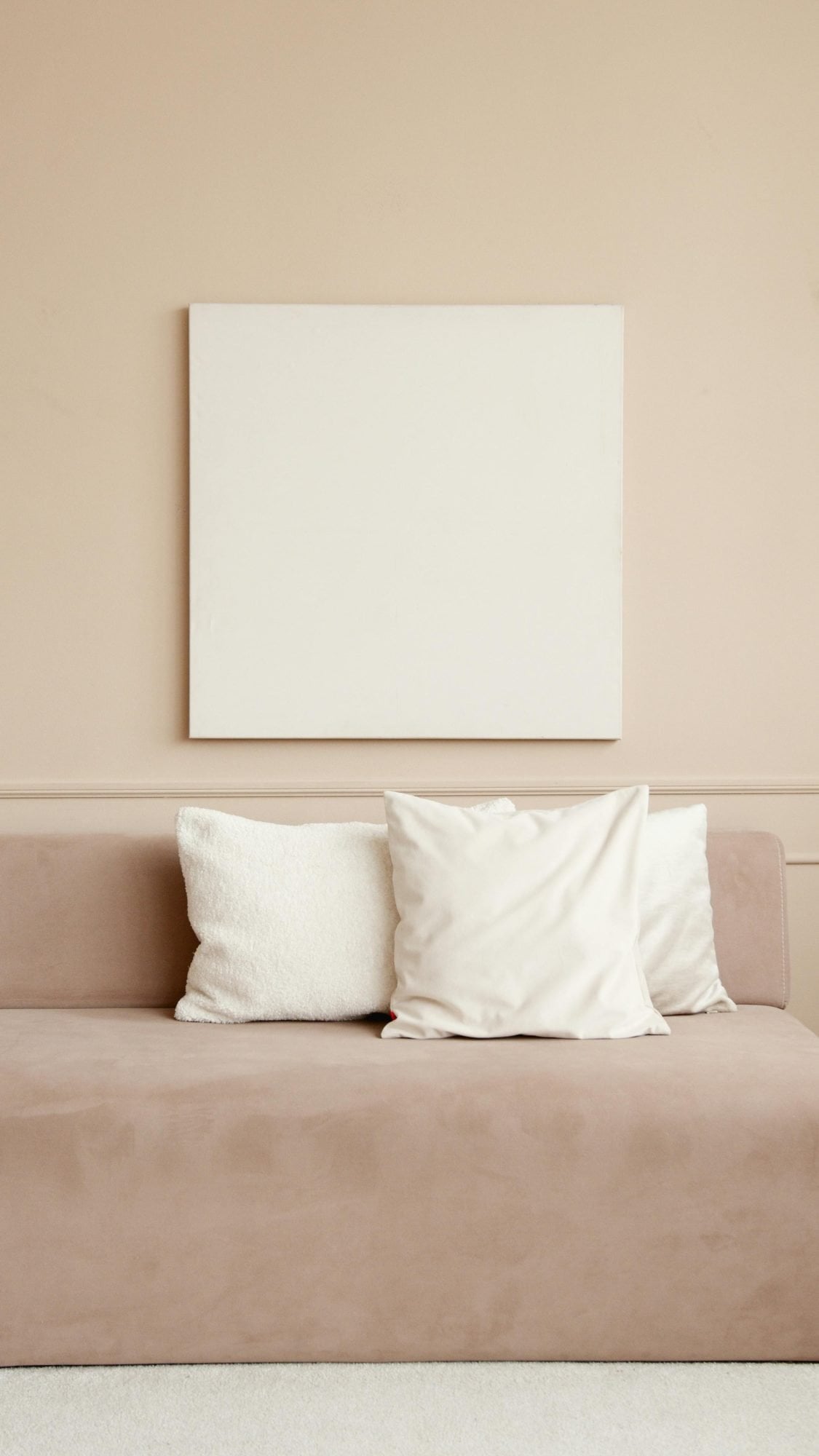 Materialien machen den Unterschied Ein gemuetliches Wohnzimmer das nie ueberladen wirkt Modalova