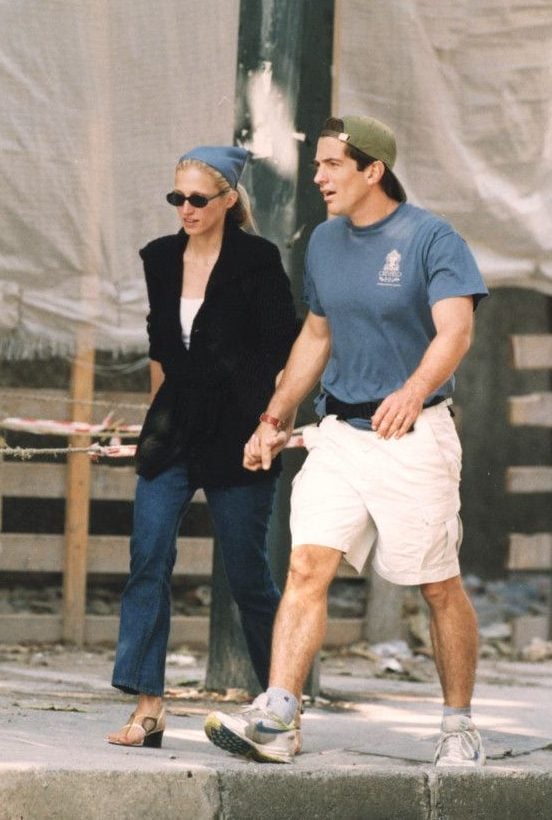 Liebesgeschichte: zwischen 90er-Nostalgie und dem Carolyn Bessette-Effekt 4 Look Bandeau CBK