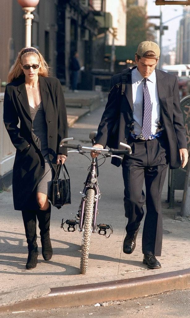 Liebesgeschichte: zwischen 90er-Nostalgie und dem Carolyn Bessette-Effekt 6 Outfit Paar CBK und JFK JR