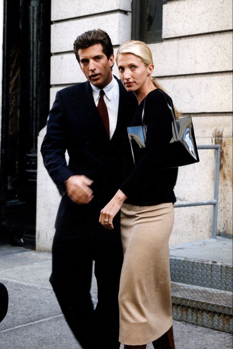 Liebesgeschichte: zwischen 90er-Nostalgie und dem Carolyn Bessette-Effekt 3 Outfits JFK Jr und CBK