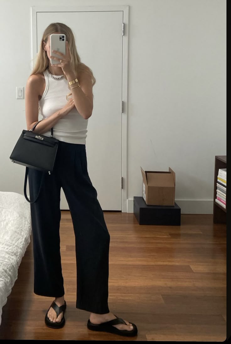 Look mit Keil-Flip-Flops
