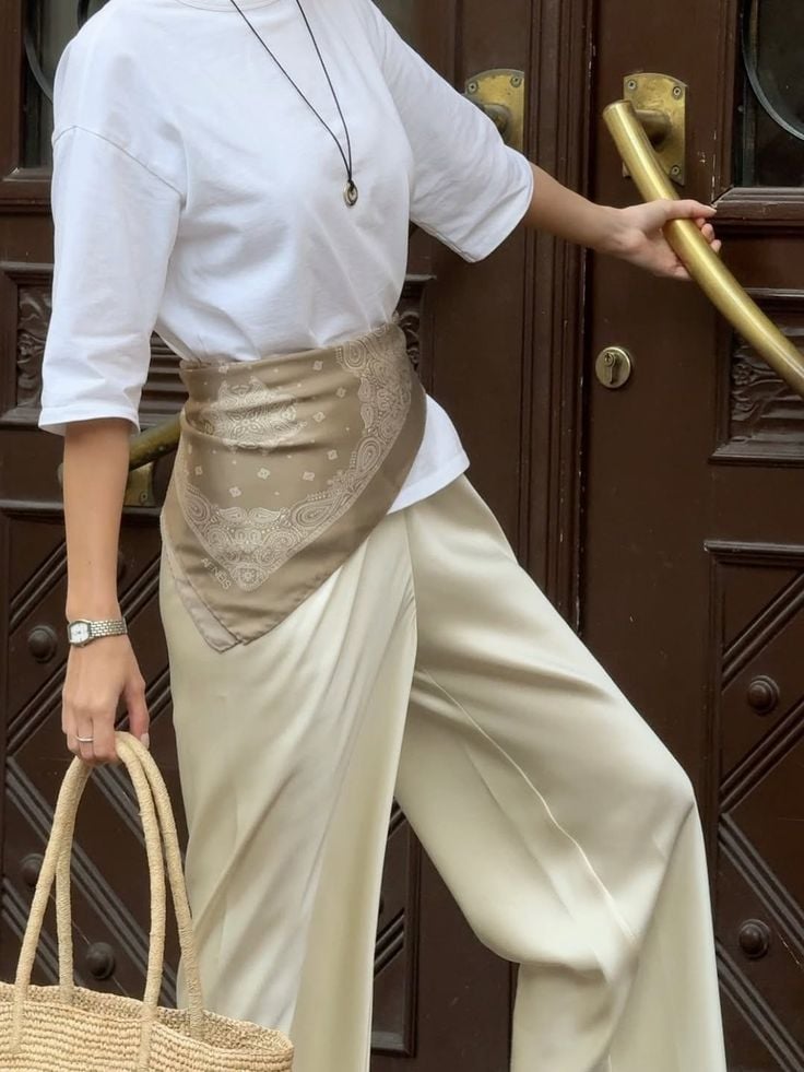 Outfit mit Tuch um die Taille