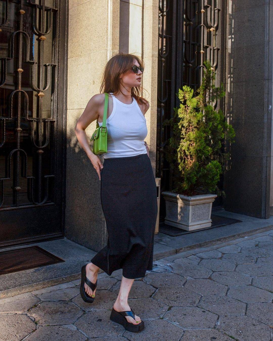 Schwarze Keil-Flip-Flops Look
