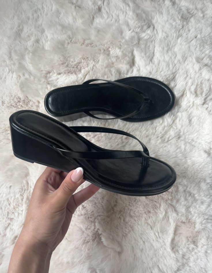 Schwarze Keil-Flip-Flops aus Leder