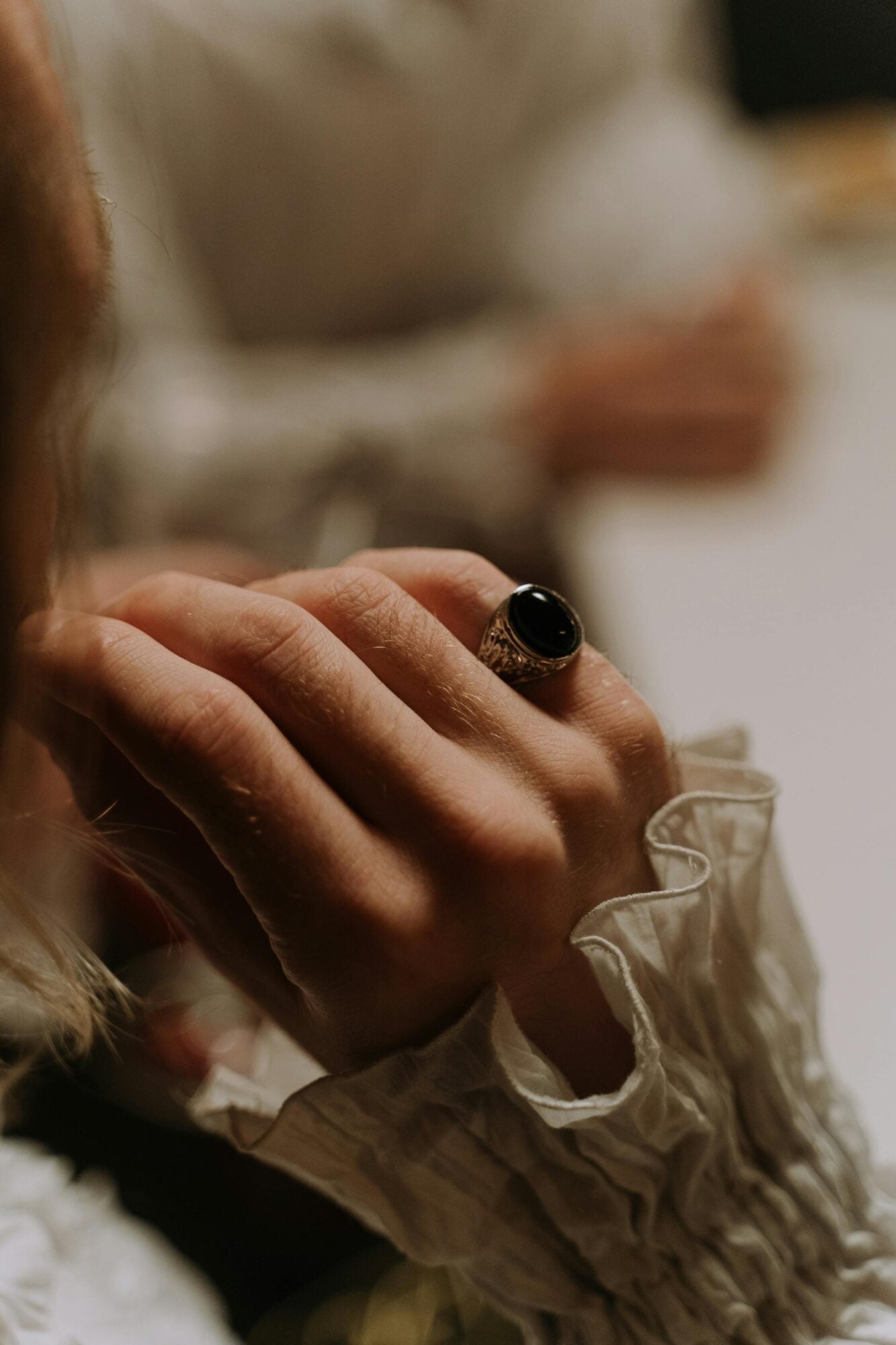 Ein Schmuckstueck fuer Maenner und Frauen Der Siegelring wird jetzt anders getragen Modalova