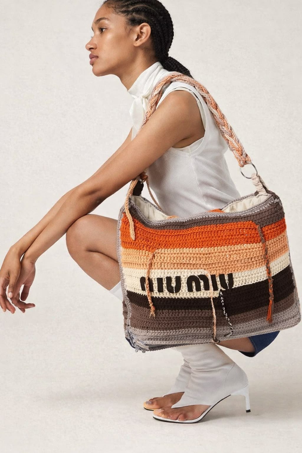 Die Raffia-Tote wird zur Ikone des Sommers 2026 5 Das Schlossdetail als Zeichen von Quiet Luxury 1 Die Raffia Tote wird zur Ikone des Sommers 2026 Modalova