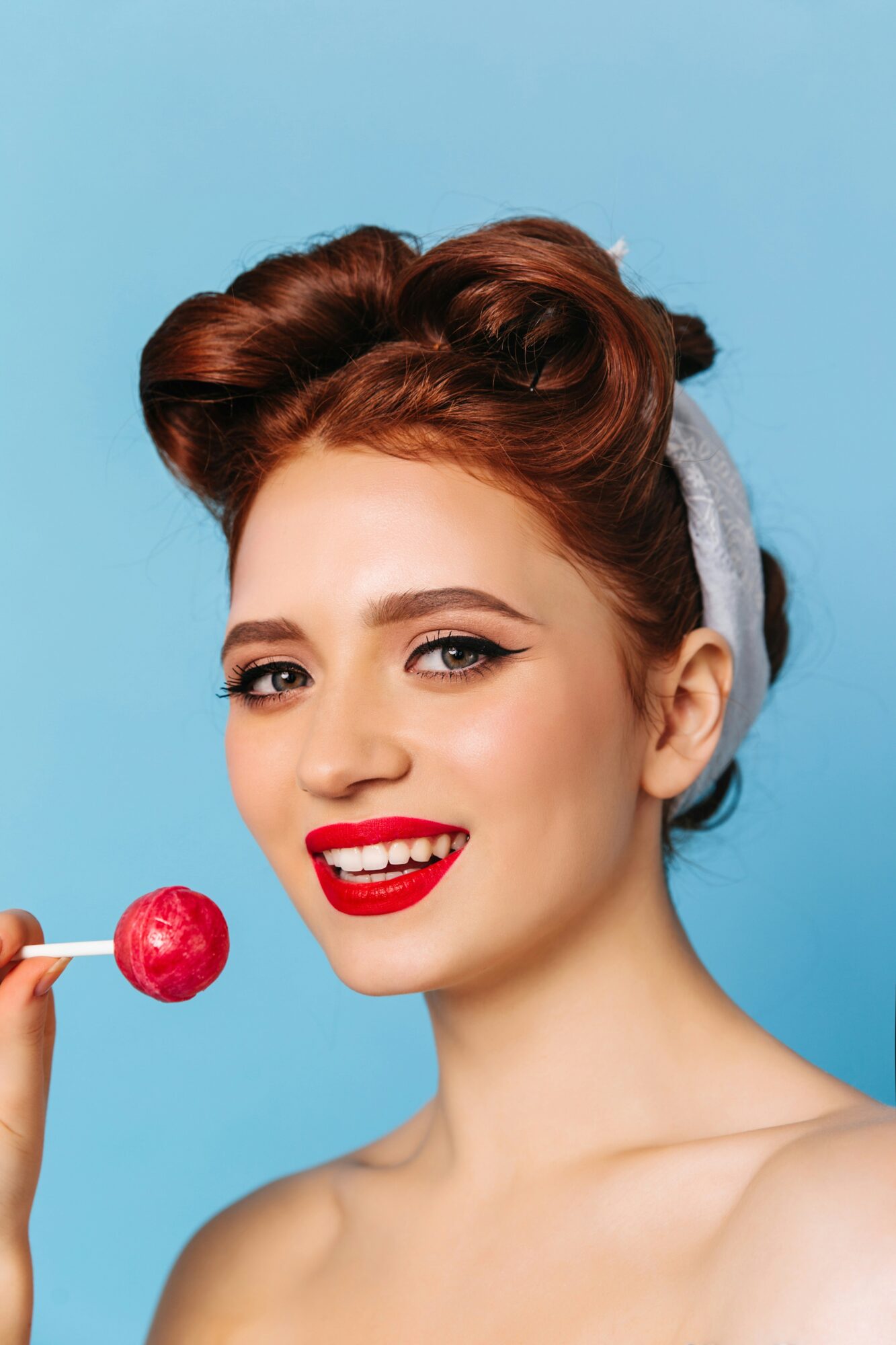 Beaute pin up des details precis jamais figes Lallure pin up entre glamour retro et modernite Modalova