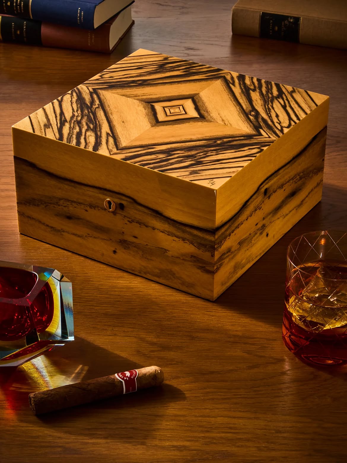Luxuriöse Tabletier: Die Geheimnisse eines wertvollen Handwerks 3 Elie Bleu et la culture de lobjet precieux Tabletier de luxe les secrets dun artisanat precieux Modalova