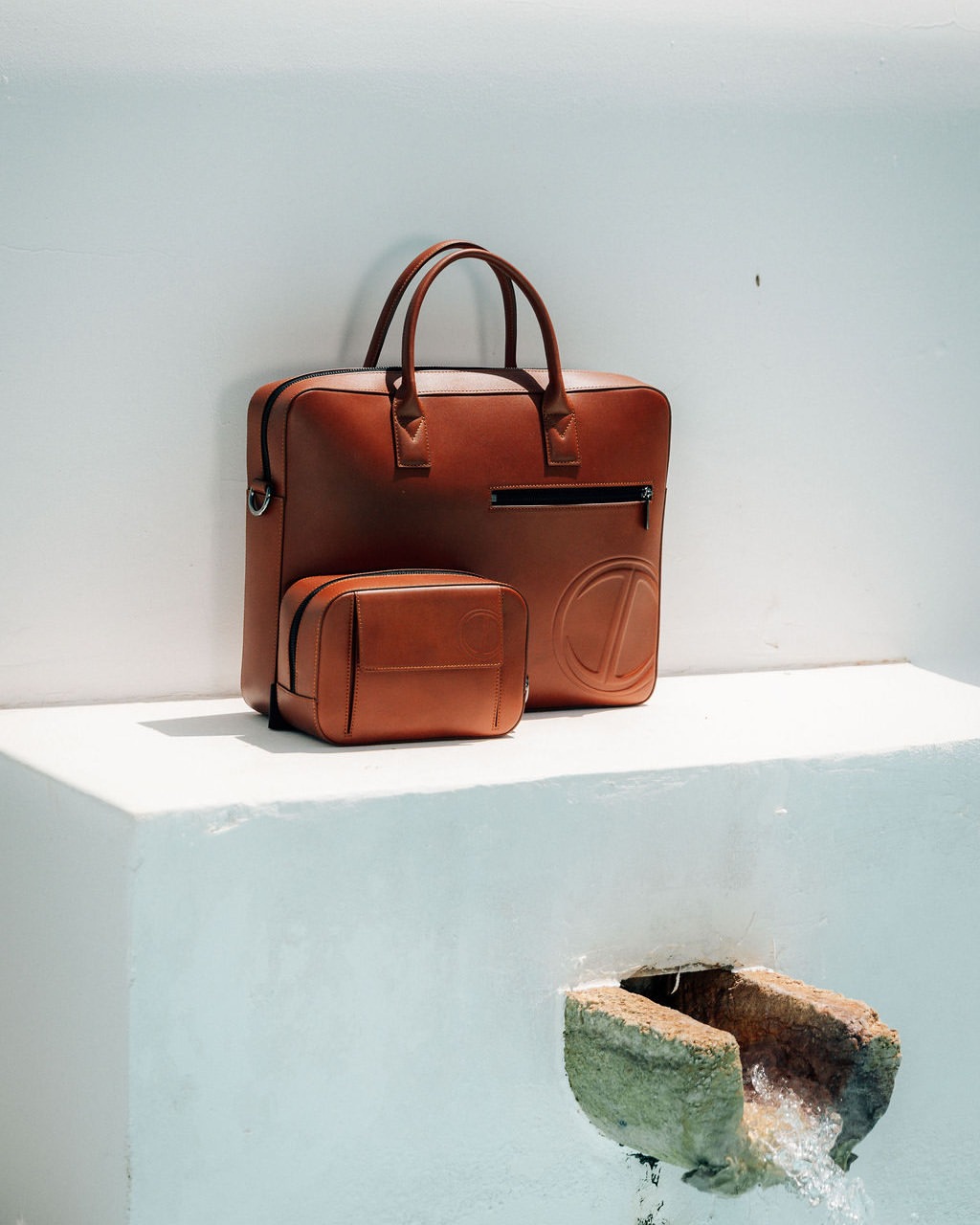 Vom XXL-Beutel zur quadratischen Uhr, der maskuline Stil von 2026 2 Le sac XXL change les proportions Du sac XXL a la montre carree lallure masculine de 2026 Modalova