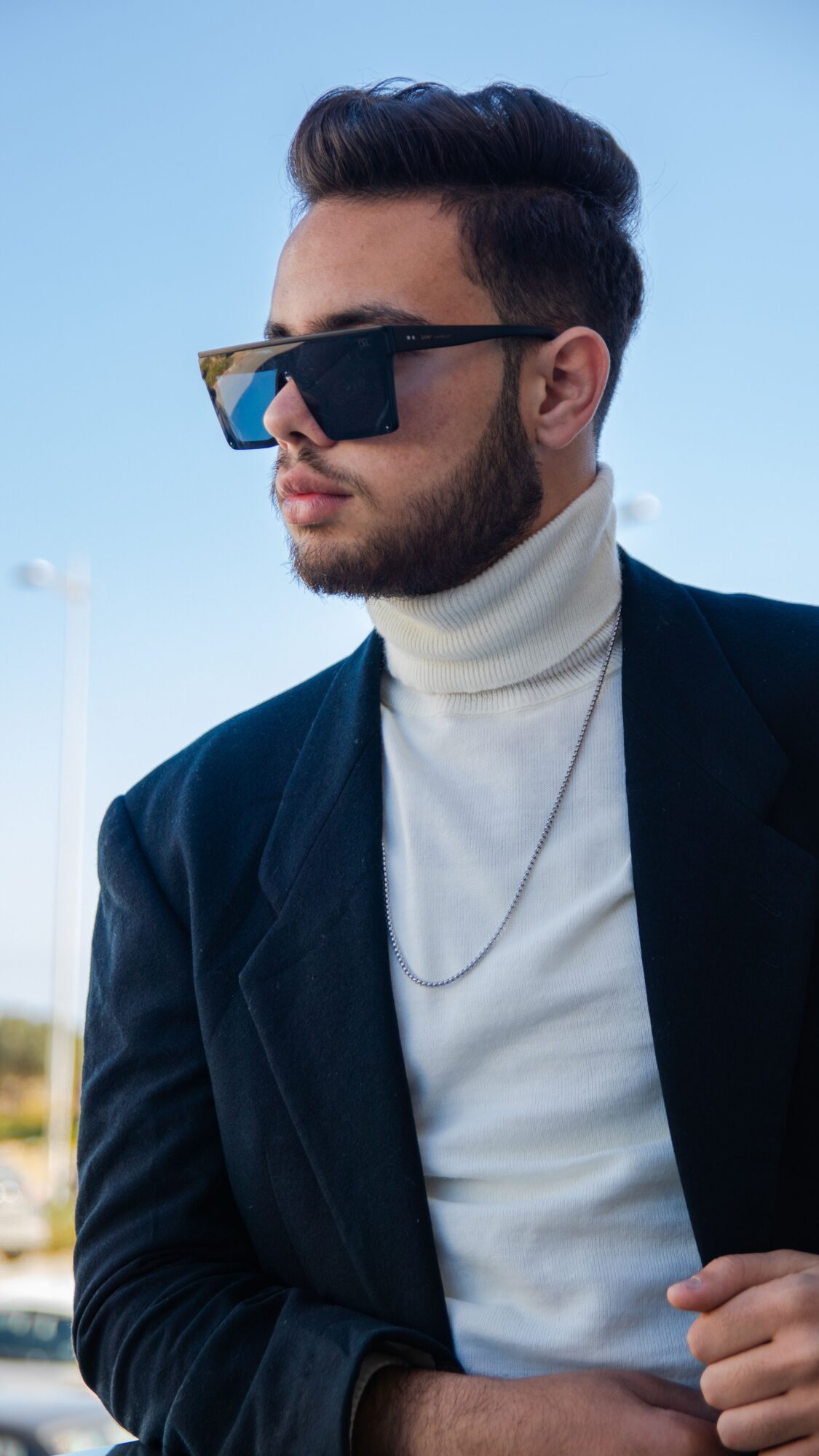Vom XXL-Beutel zur quadratischen Uhr, der maskuline Stil von 2026 3 Les lunettes deviennent presque architecturales Du sac XXL a la montre carree lallure masculine de 2026 Modalova
