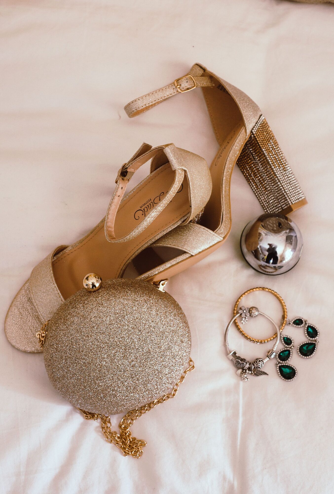 Casino Chic: Die Kunst, den Dresscode zu umgehen 4 Les matieres et accessoires qui donnent le ton Casino chic lart de dejouer le dress code Modalova