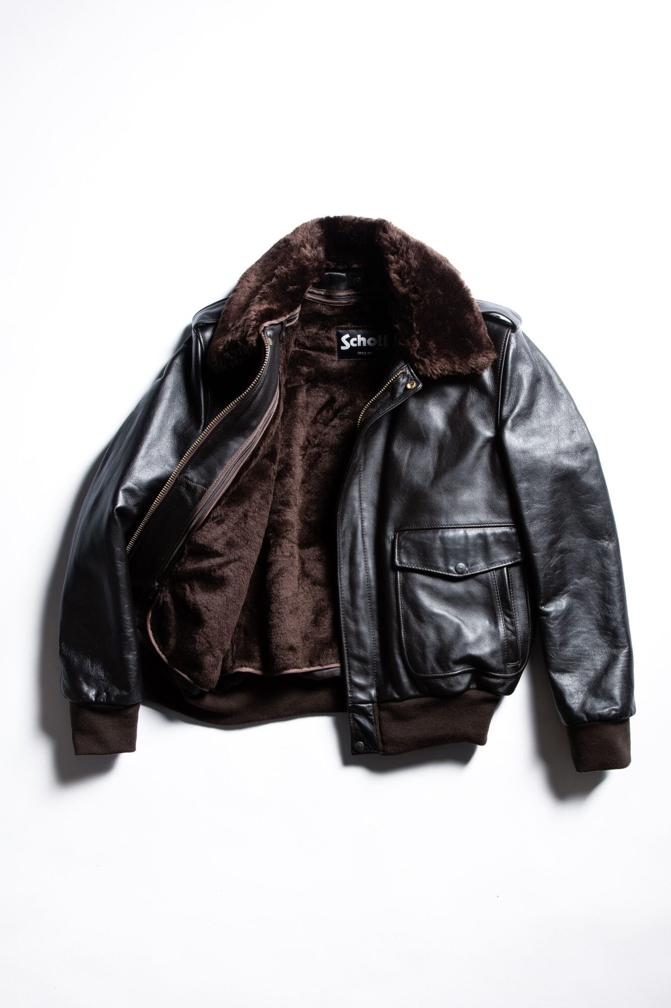 Pourquoi un cuir de qualite gagne en caractere Veste en cuir les signes dune piece faite pour durer Modalova 2