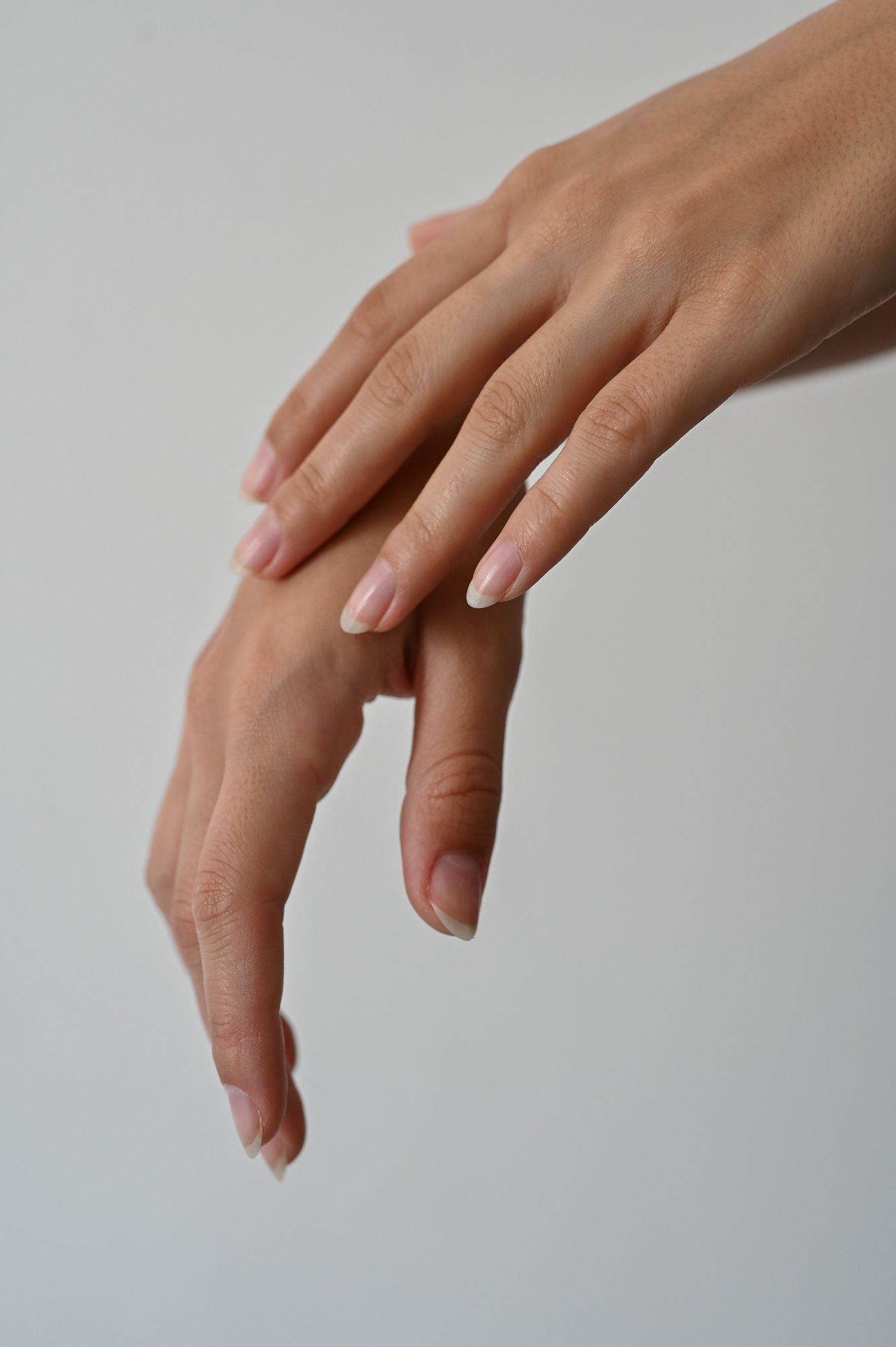 Die Routine für natürliche und gepflegte Nägel 2 Des ongles naturels qui redefinissent la manucure chic La routine pour des ongles naturels et soignes Modalova