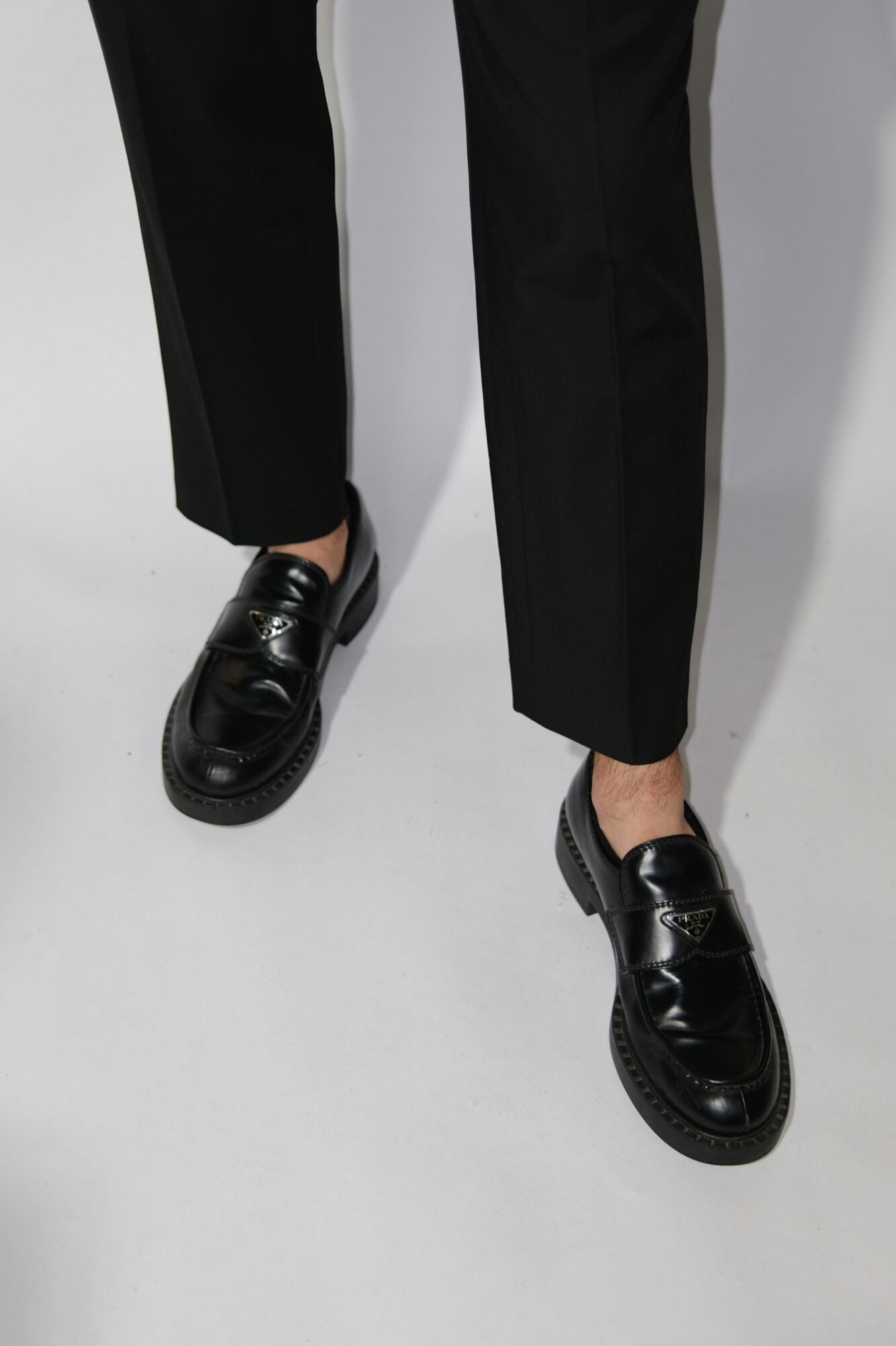 Die Schuhe, die den Herrenanzug neu erfinden 2 Le loafer nouvelle signature du tailoring Les chaussures qui reinventent le costume homme Modalova