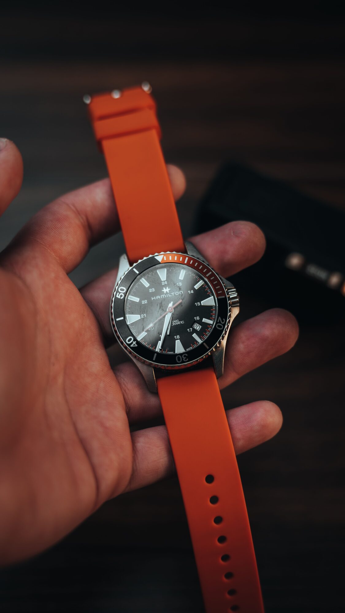 Quand le sport chic gagne lhorlogerie Une montre trois allures le chic du bracelet caoutchouc Modalova