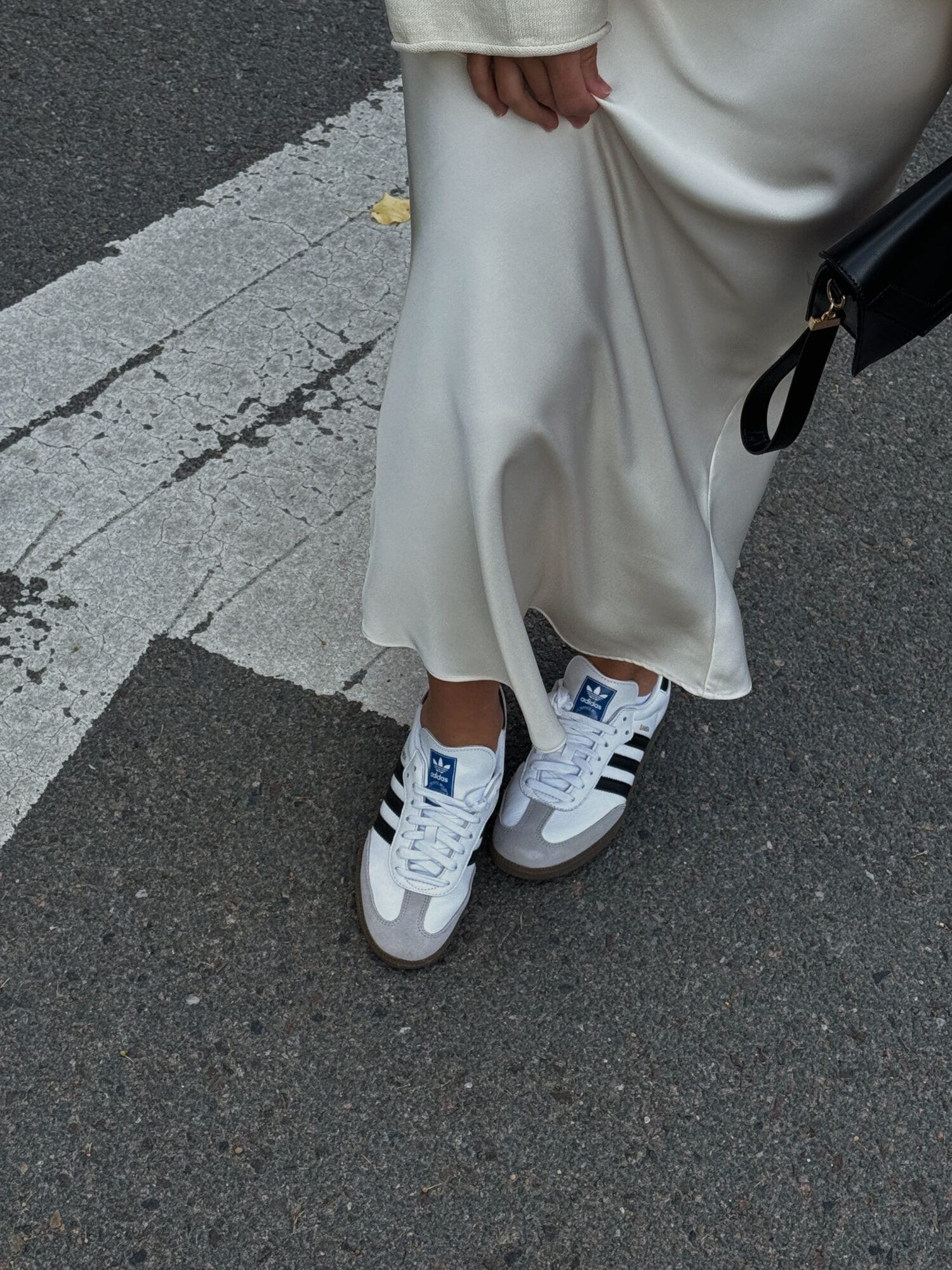 Sneaker und Silhouetten: Die neuen Modeakkorde 4 Robes et jupes trouver le contraste juste Baskets et silhouettes les nouveaux accords mode Modalova