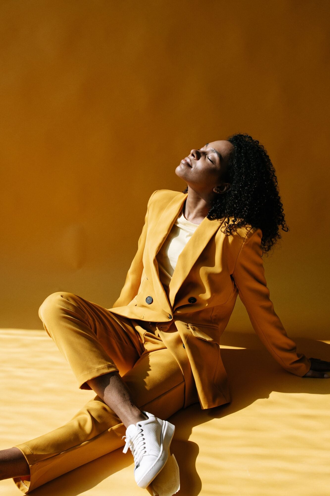 Sneaker und Silhouetten: Die neuen Modeakkorde 3 Tailoring et baskets une elegance moins attendue Baskets et silhouettes les nouveaux accords mode Modalova