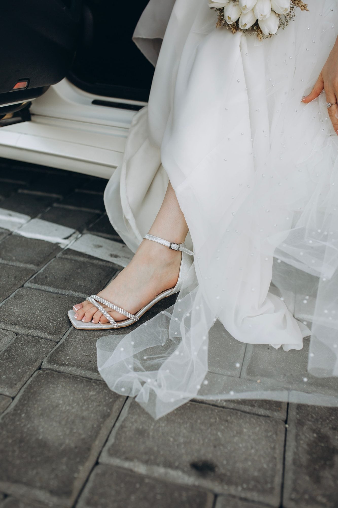 Brautschuhe personalisieren: Der neue Luxus nach Maß 3 Absatzhohe und Silhouette Auf die Proportionen kommt es an Brautschuhe personalisieren Der neue Luxus nach Mas Modalova