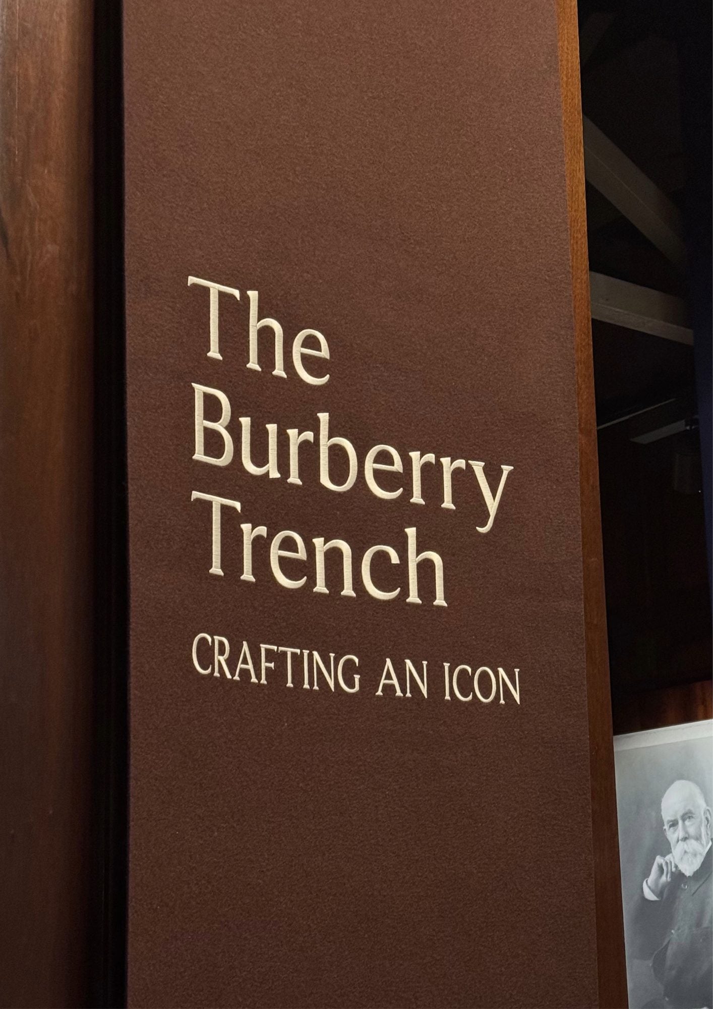 Affiche exposition The Burberry Trench: Crafting an Icon du V&A Museum London