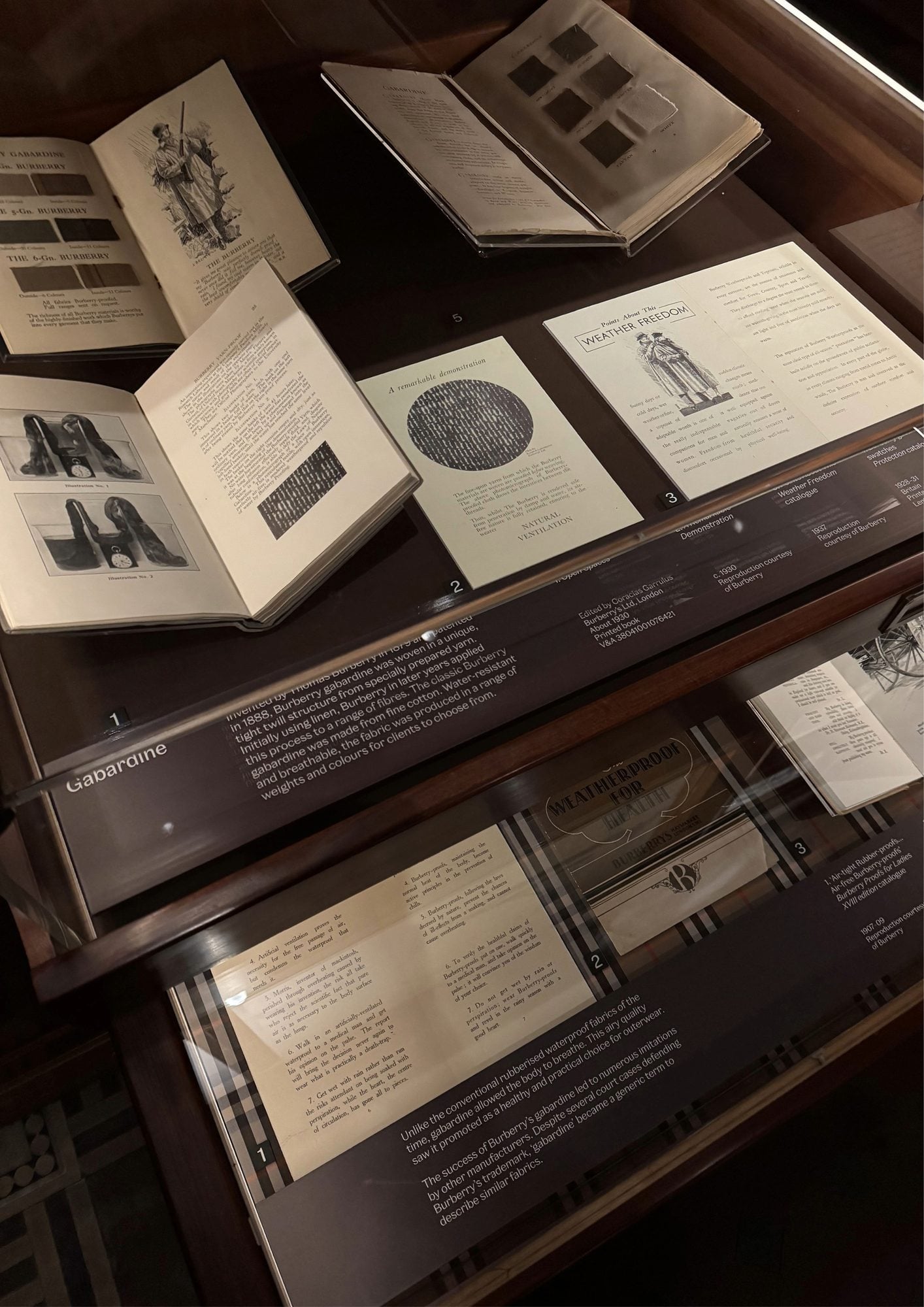 Documents gabardine Burberry V&A Museum