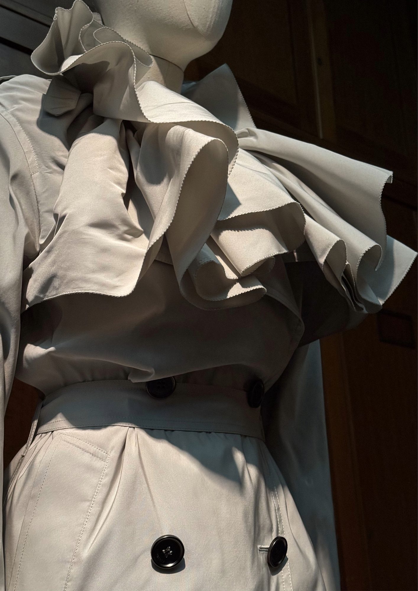 Col trench Burberry exposition Londres